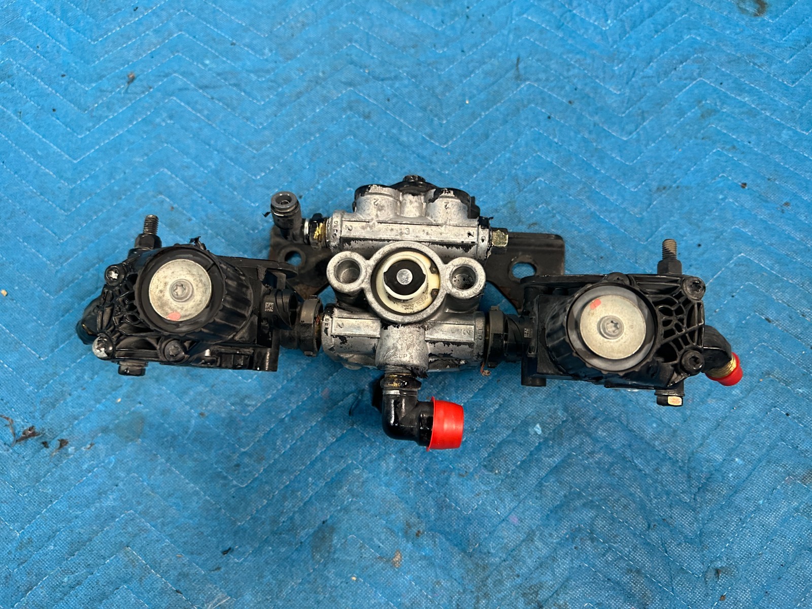 OEM Kenworth T680 Bendix Air Brake Relay Valve+2 M-40HF & Bracket 2022