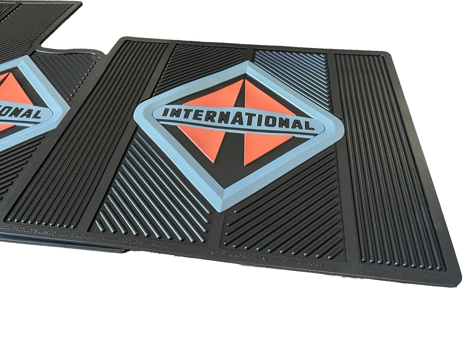 International Trucks 9000 Series Front Set of Rubber Floor Mats 9200, 9400, 9900