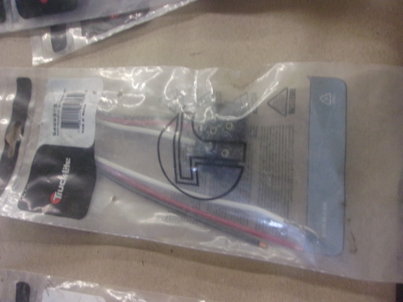 Truck-Lite 94993-3 STOP/TURN/TAIL PLUG, 16 GAUGE GPT WIRE, RIGHT ANGLE PL-3, STR