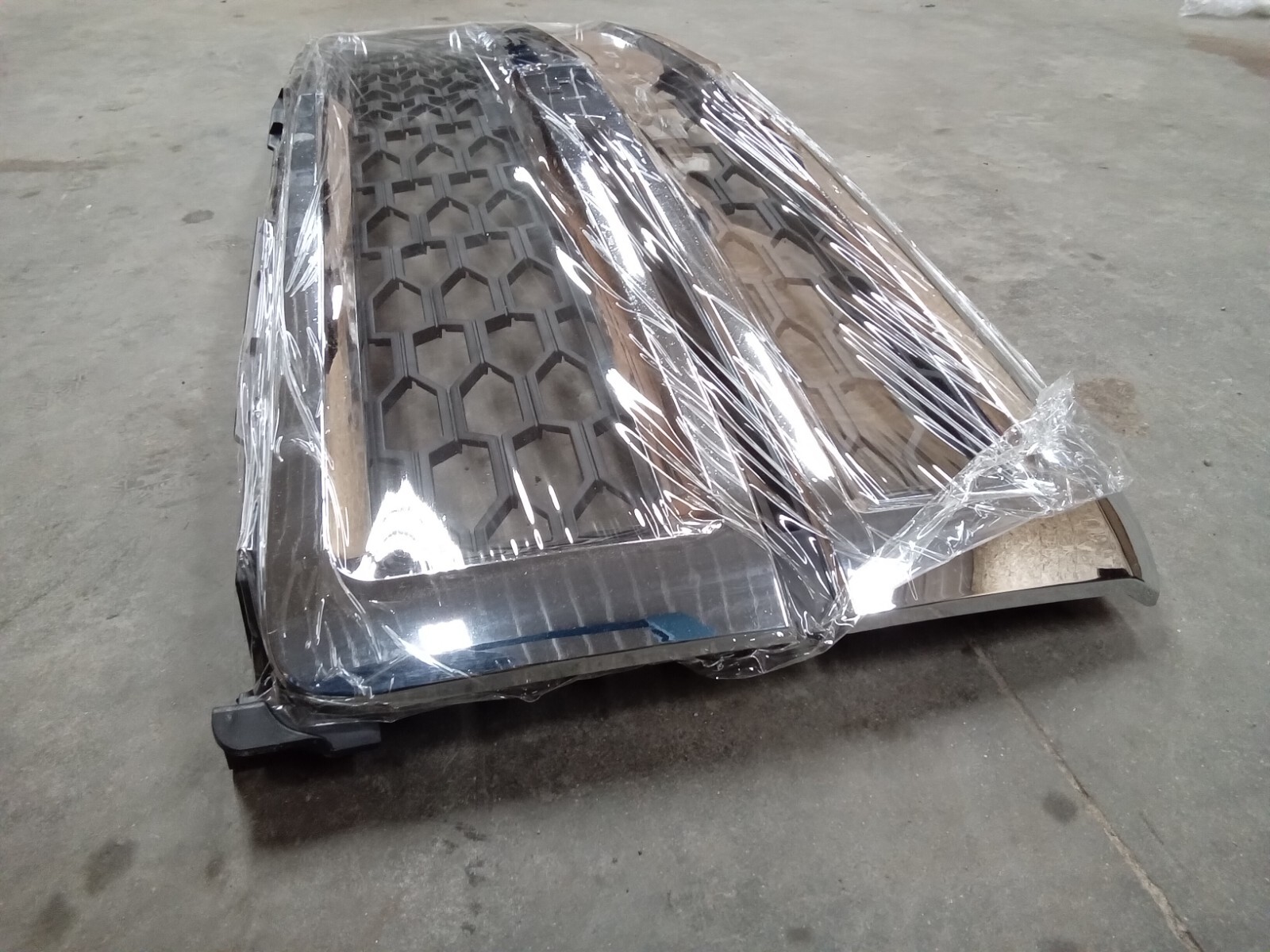 Silscvtt Chrome Frame and Black Honeycomb Grille for 14-15 Silverado