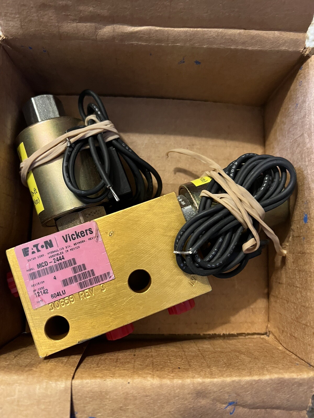 NOS Komatsu Hydraulic Manifold Eaton Vickers TJ7971