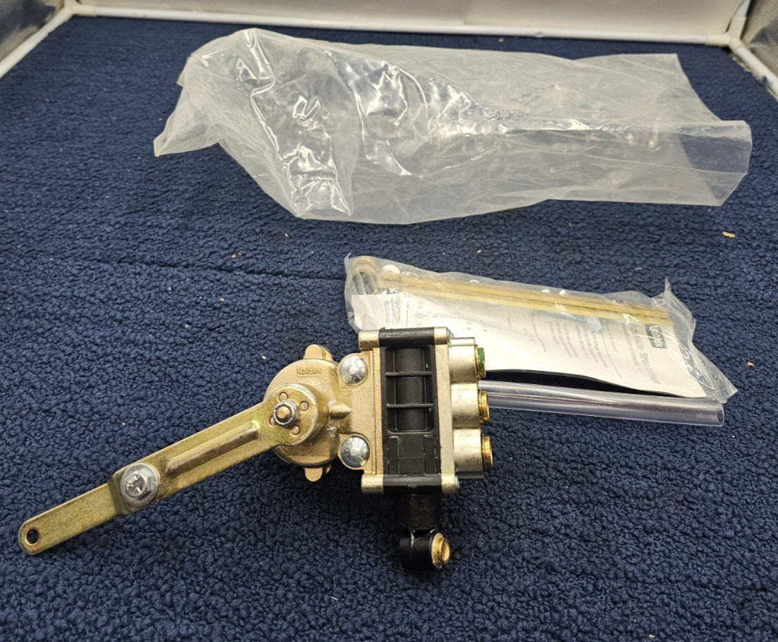 Haldex 90555434 PR Plus Height Control Valve W/Haldex 48100367 Strap Link
