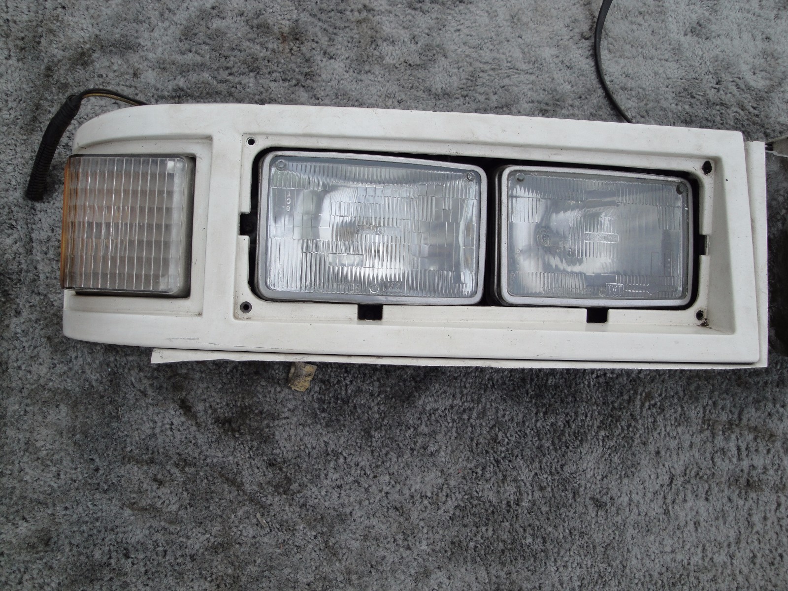 MCI D SERIES 1992-2006 HEAD LAMP ASSEMBLY – PAIR LEFT + RIGHT