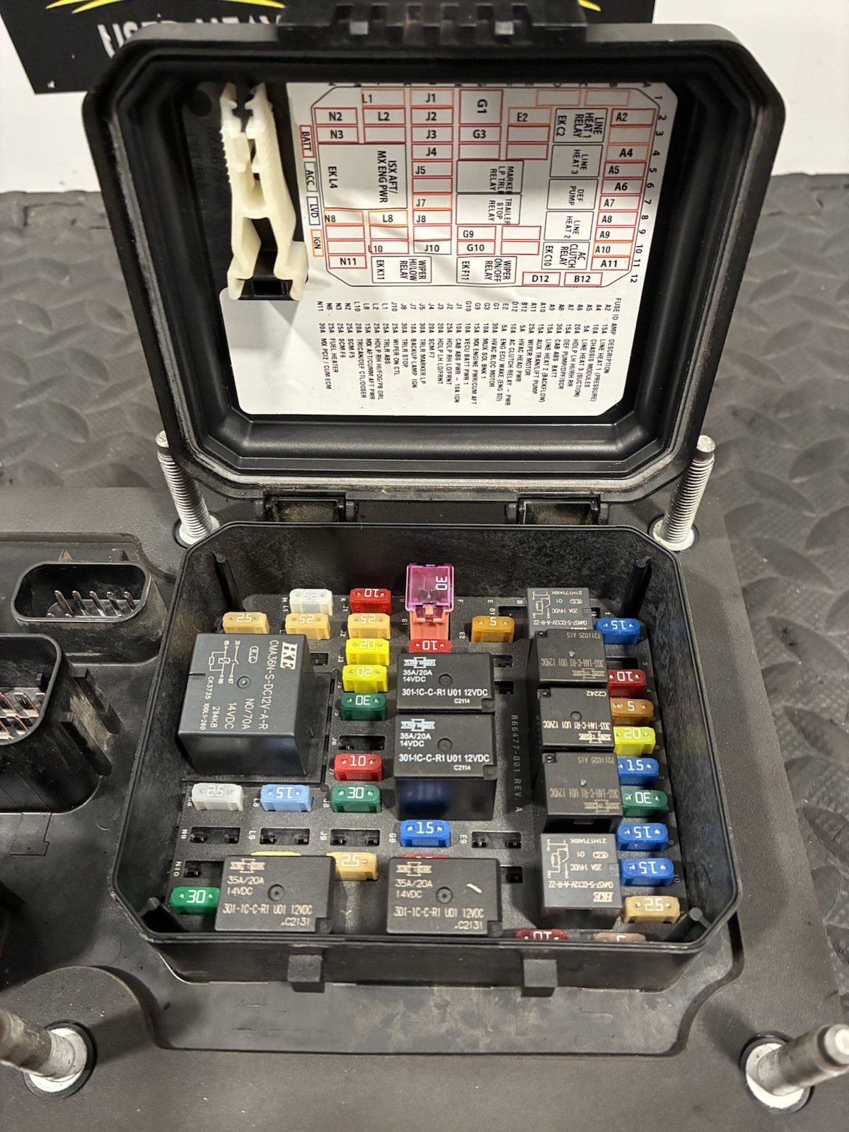 Kenworth T880 / PACCAR Fuse Box Assembly P/N: P27-1297-0101 (TAG#: 16199)