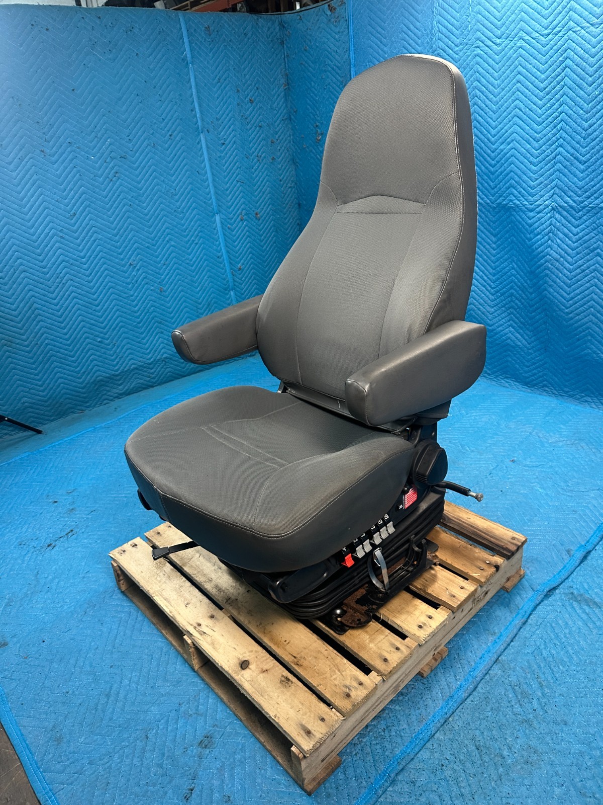 International Prostar LF627 Driver’s Seat w/ Armrests Cloth Gray 2017 OEM