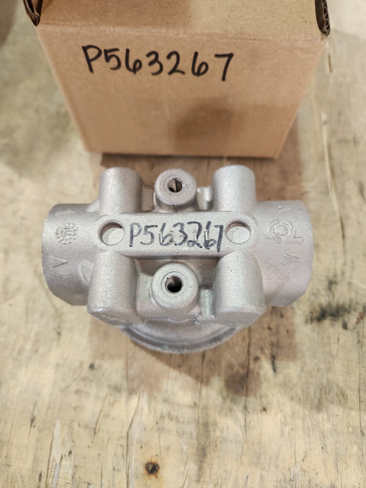 Donaldson P563267 Hydraulic Filter Head, SP50/60, 15 PSI, 1-1/4” In/Out