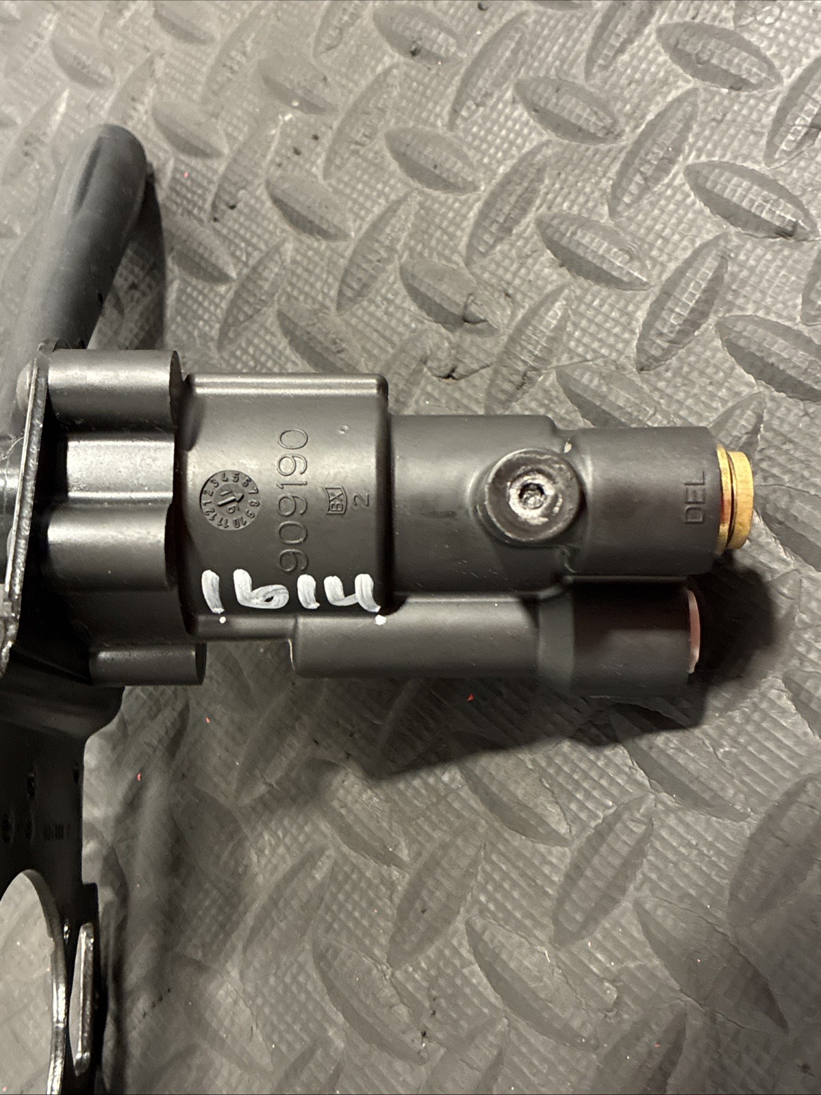 Bendix Air Brake Hand Control Valve w/ Mounting Bracket PN: 410023 (TAG# 17913)