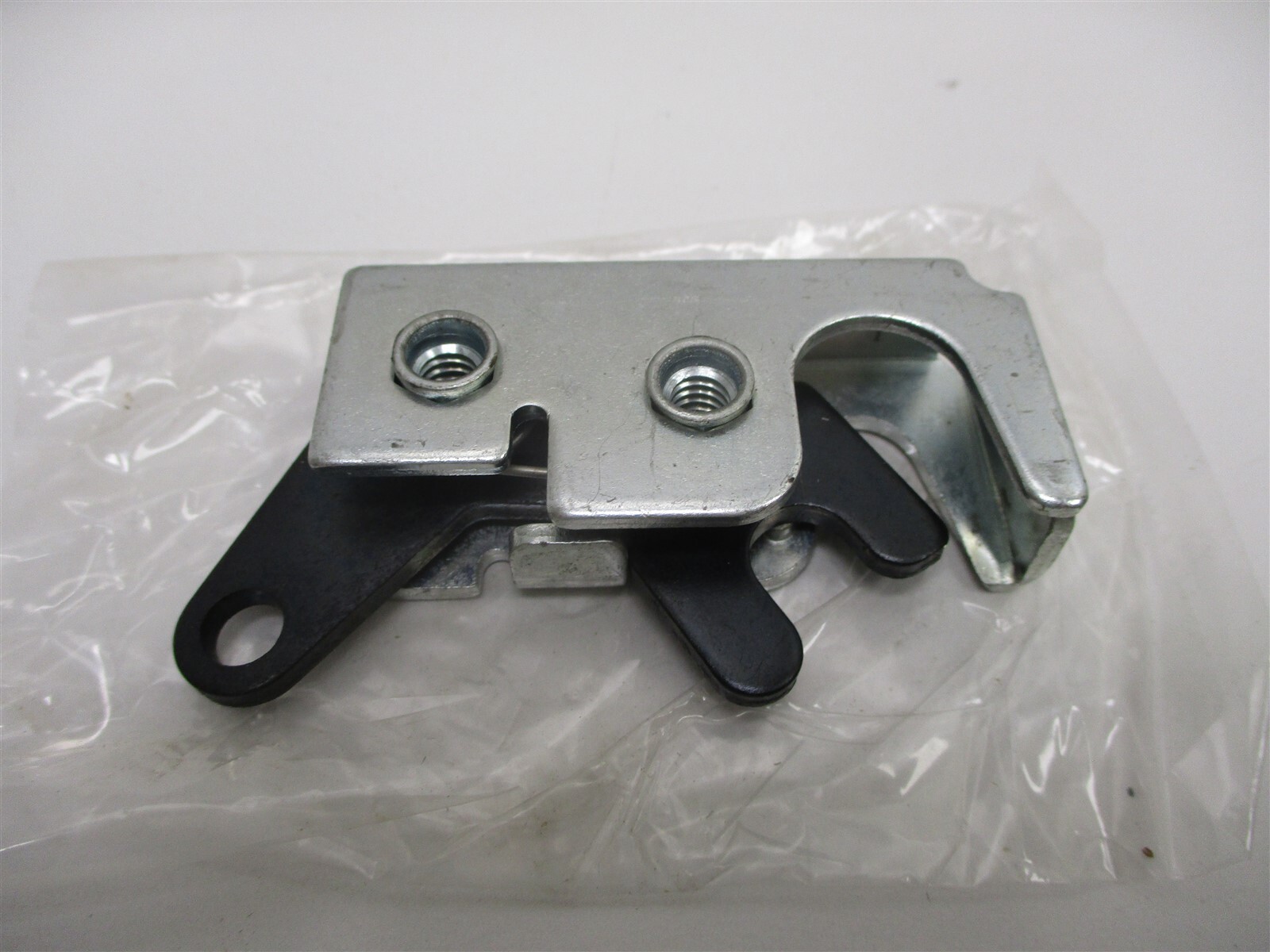 8076307 VOLVO/MACK TRUCK LOWER BUNK LATCH LOCK LEVER
