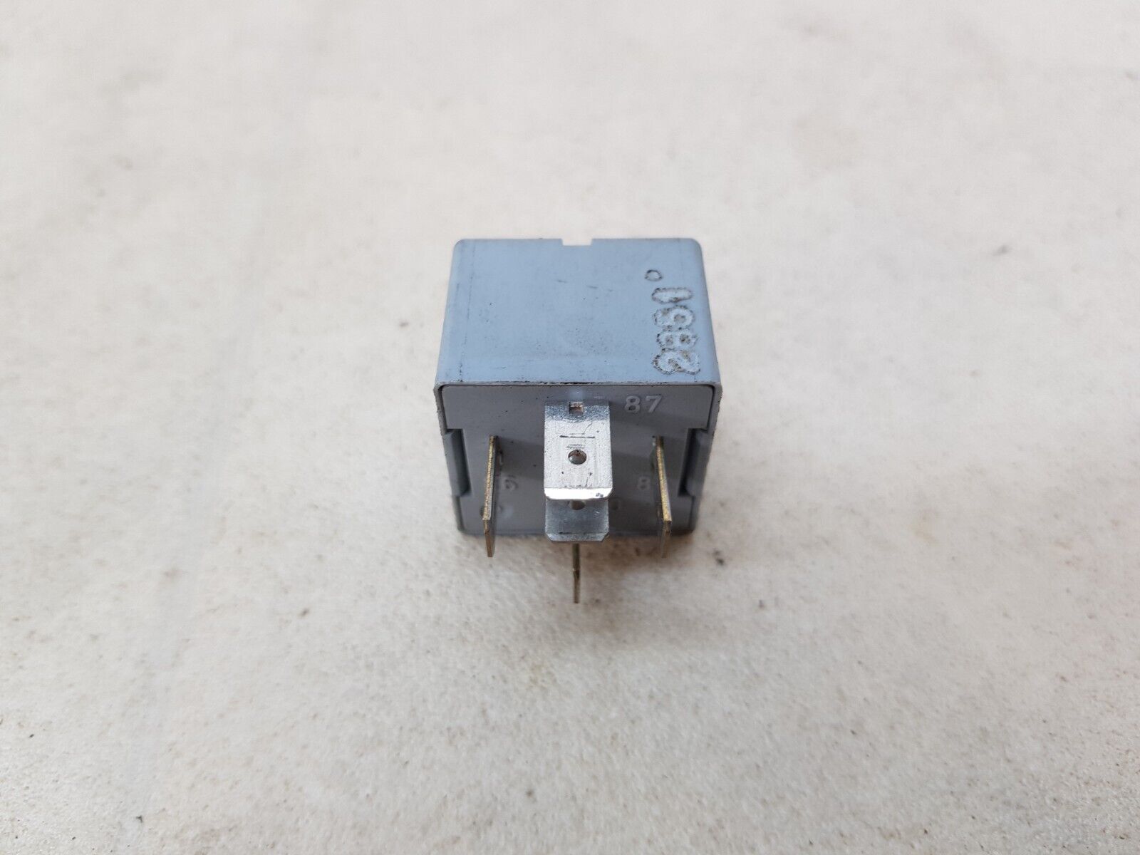 IVECO EUROCARGO 180E25 02-15 GREY 5 PIN SQUARE RELAY 24V 10/20A 4718222 20441002