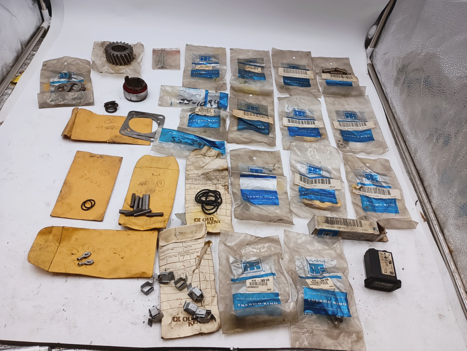(88) PIECE LOT OF GENUINE OEM THERMO KING ASSORTED PARTS HOUR METER THERMOSTAT