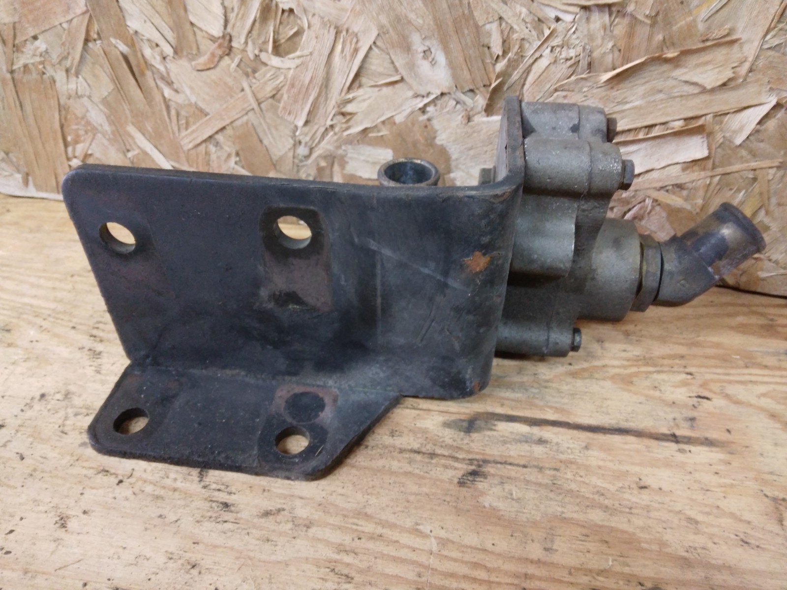 DETROIT 60 SERIES ENGINE COMPRESSOR VALVE BRACKET P23532218