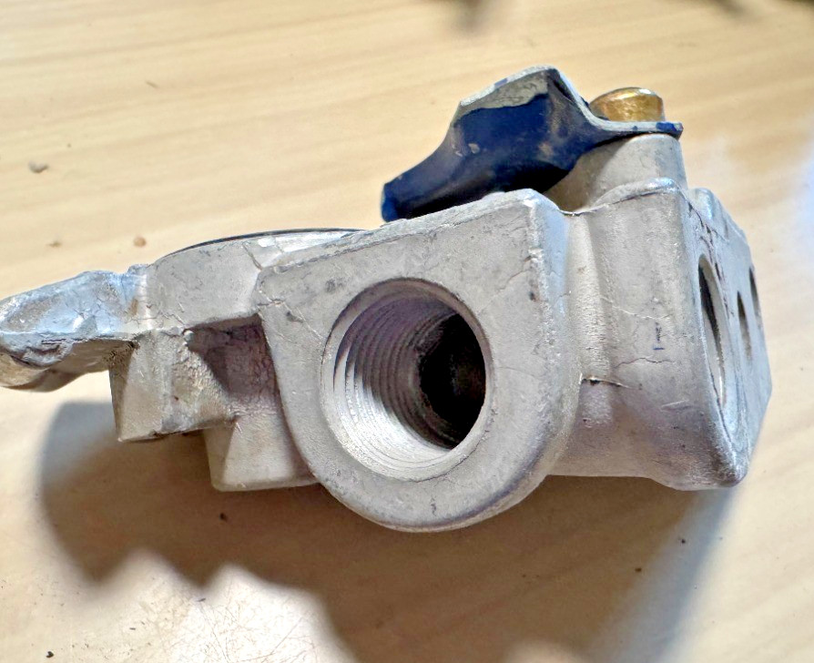 Midland Trailer Mount 38-Deg Gladhand Service Blue Bottom 1/2″ Thread