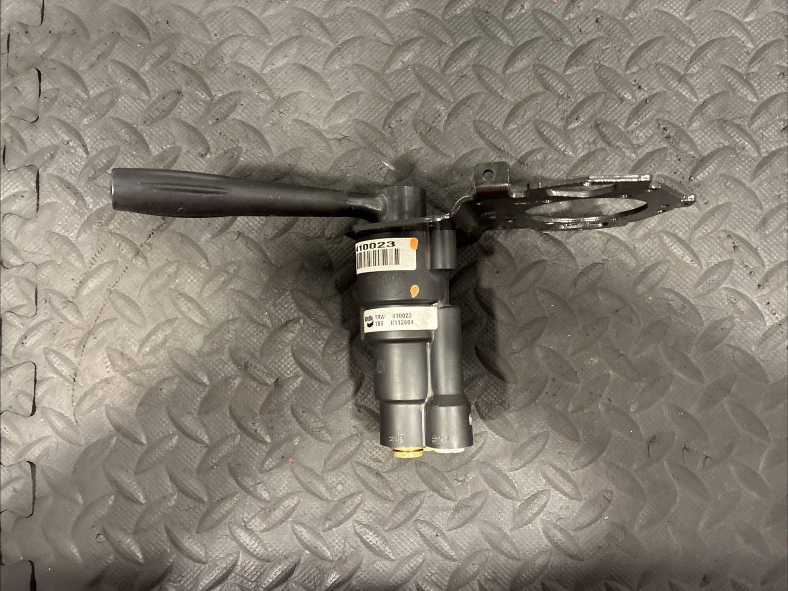 Bendix Air Brake Hand Control Valve w/ Mounting Bracket PN: 410023 (TAG# 17913)