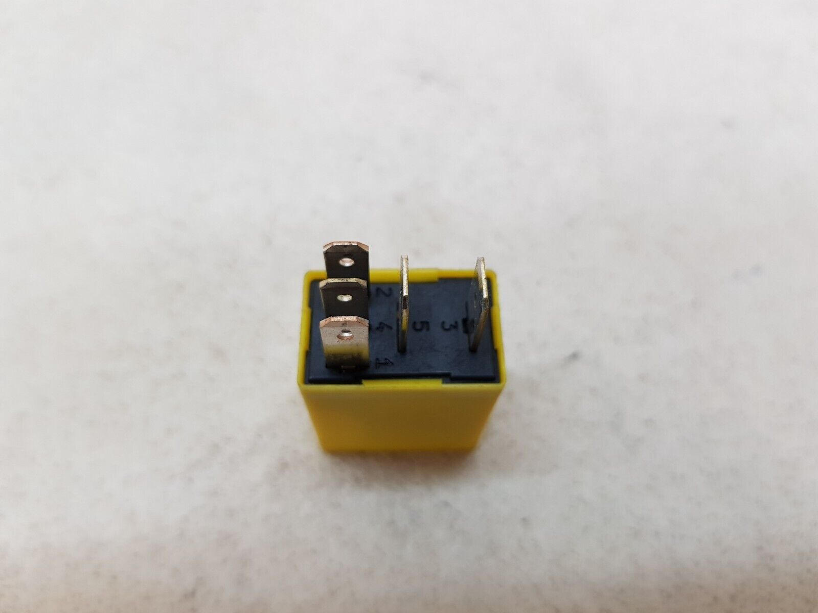 IVECO EUROCARGO 180E25 02-15 YELLOW RECTANGLE 5 PIN RELAY 24V 10/20A 29401070
