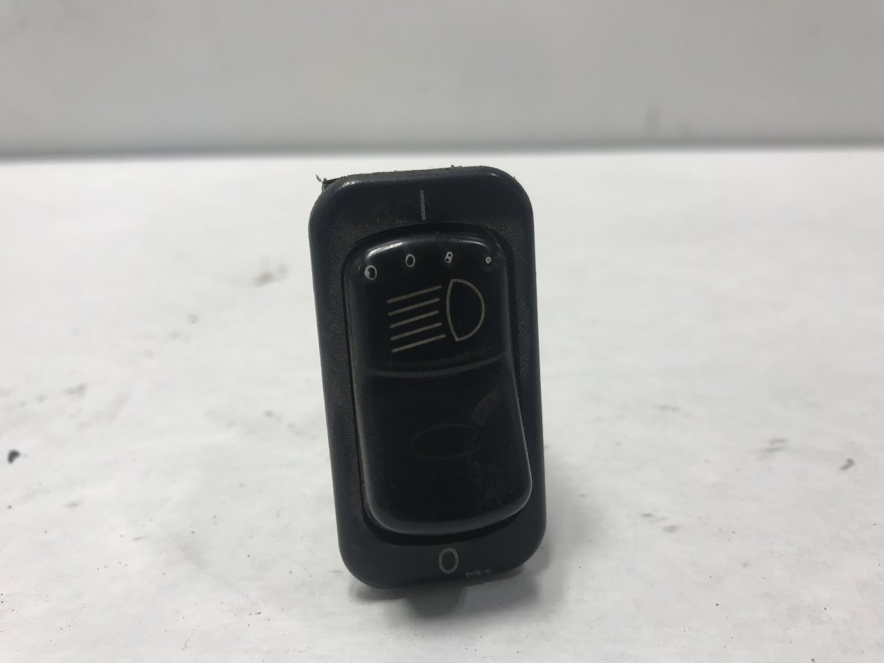Peterbilt 384 HEADLIGHT Dash/Console Switch – Used | P/N Q2760308A8EEF1AA1