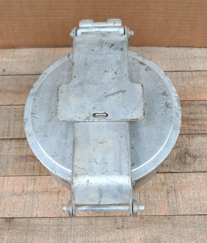 Betts 10-1/2″ Center Transport Tank Hatchway