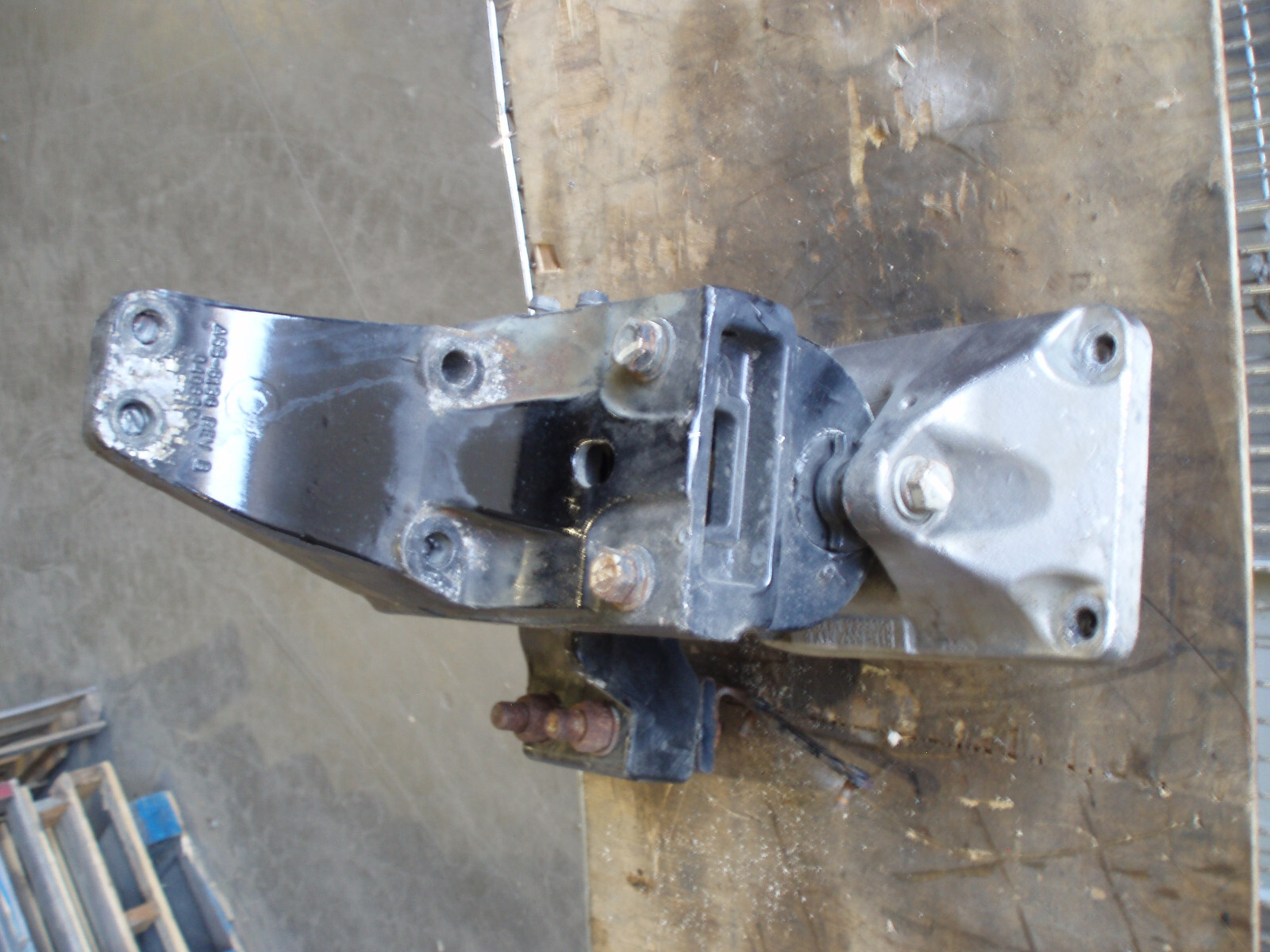 KENWORTH / PETERBILT / PACCAR A85-6136 REV B, R11-6337 REV B CAB MOUNT BRACKET