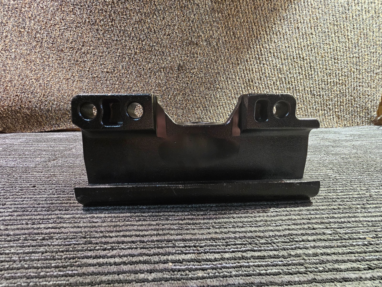SAF Holland XD-10689-3L 9″ ILS Fifth Wheel Bracket Replacement, Black