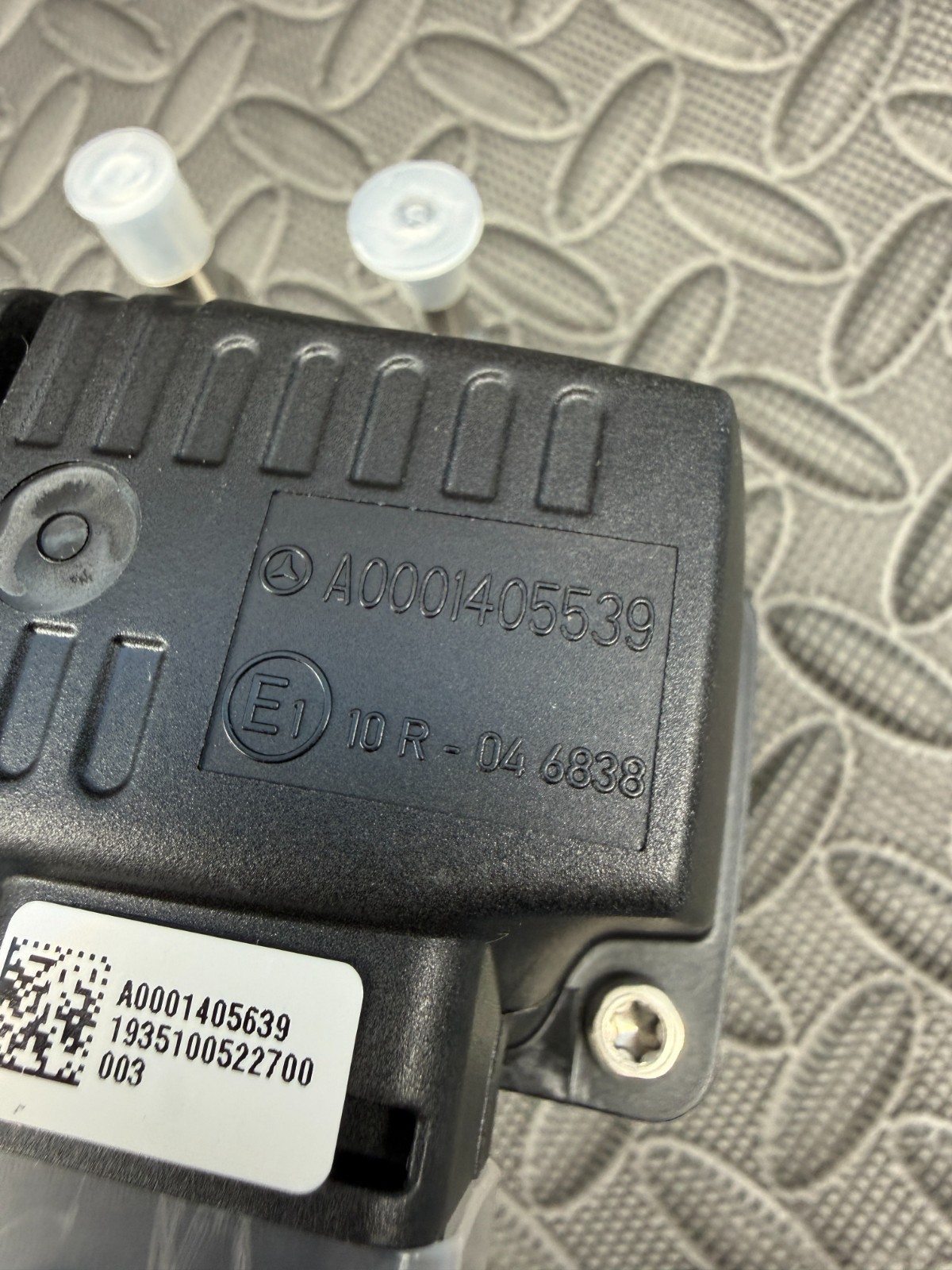 Genuine OEM Detroit Diesel EA0001407439 Mercedes-Benz DEF Metering Unit Kit