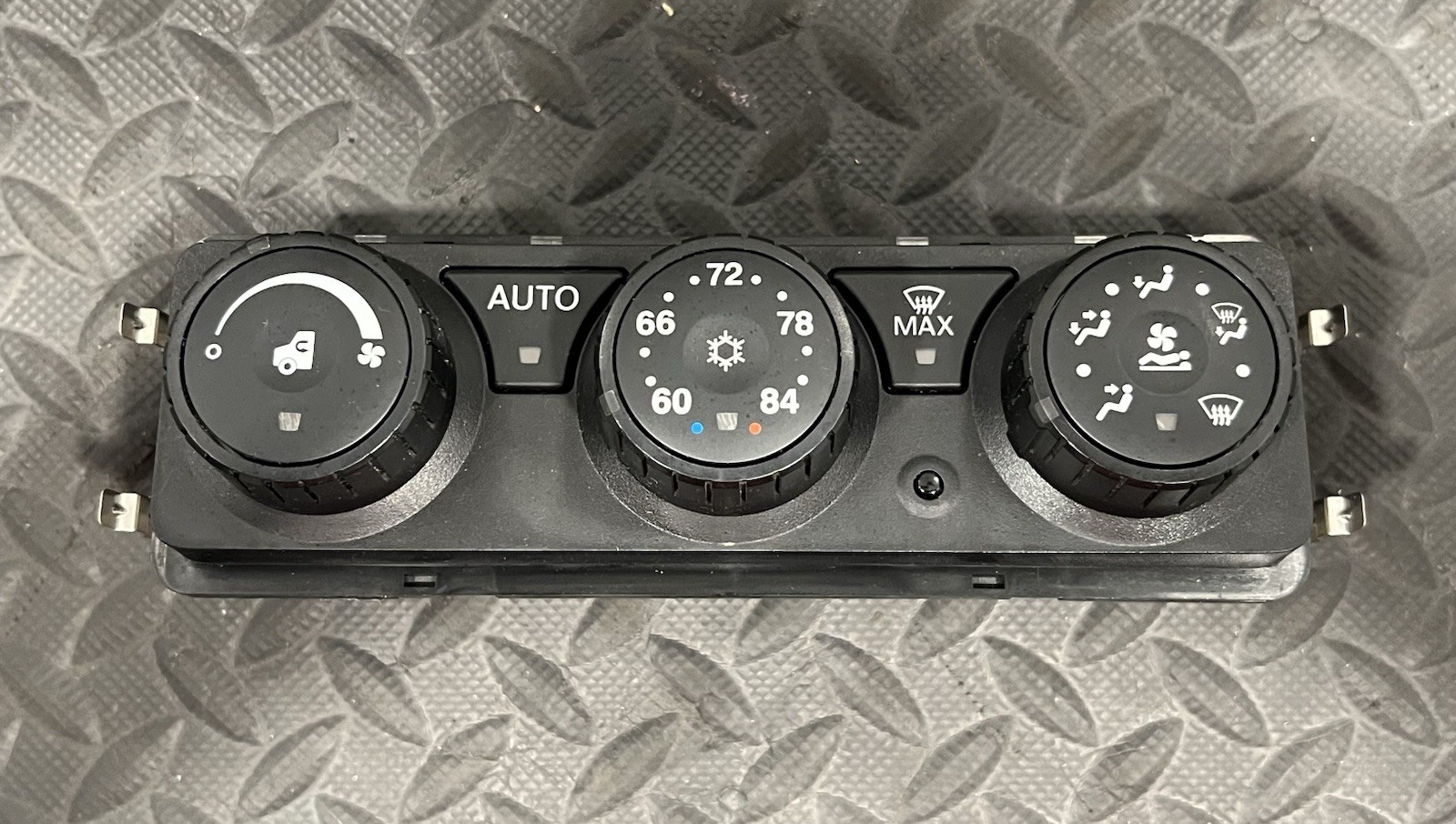 PACCAR MAHLE HVAC Temperature Control Unit F21-1047-20010 (Tag# 14886)
