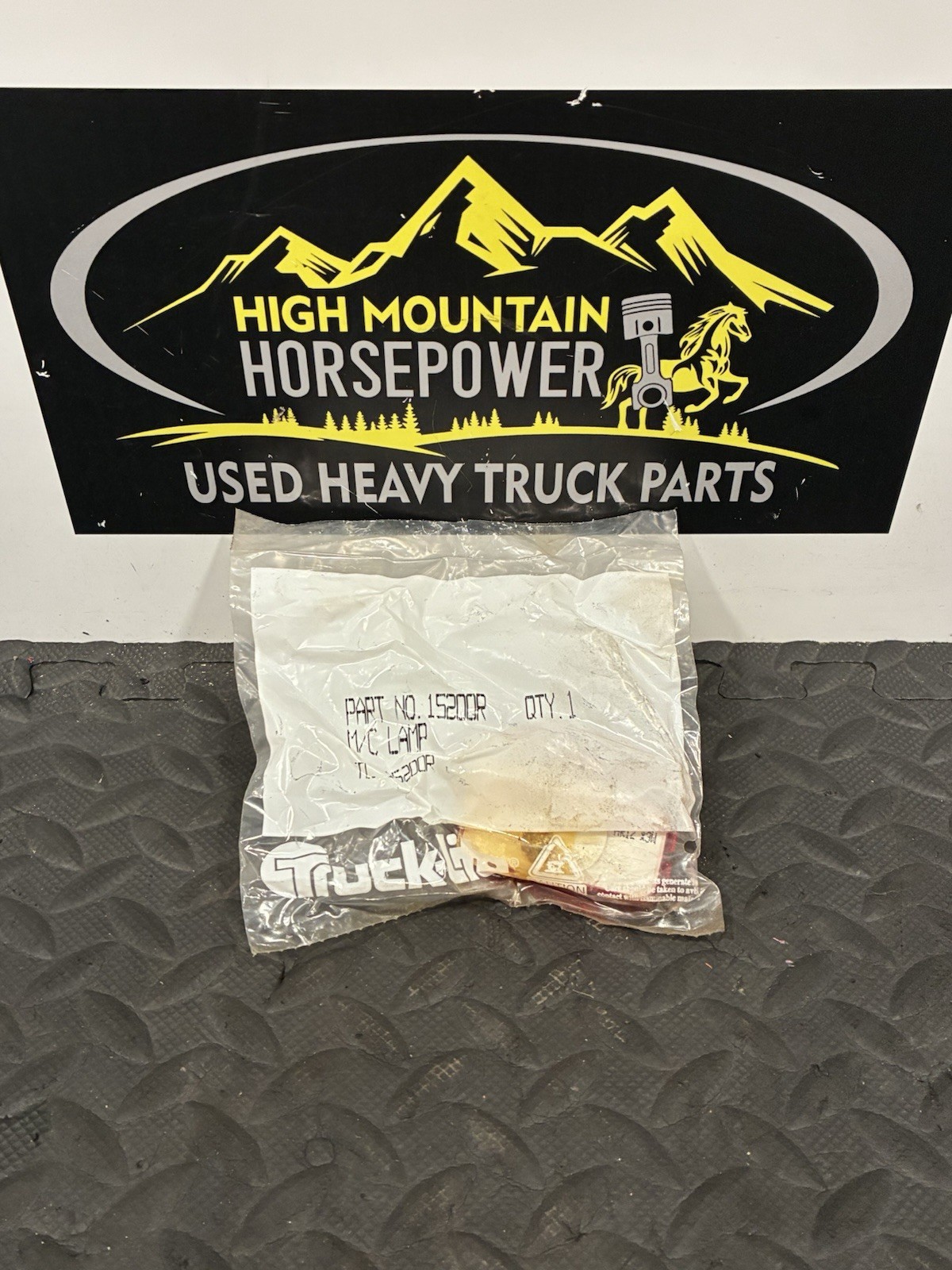 Truck-Lite – Rectangular Marker Clearance Lamp, Red P/N: 15200R (TAG# 16280)