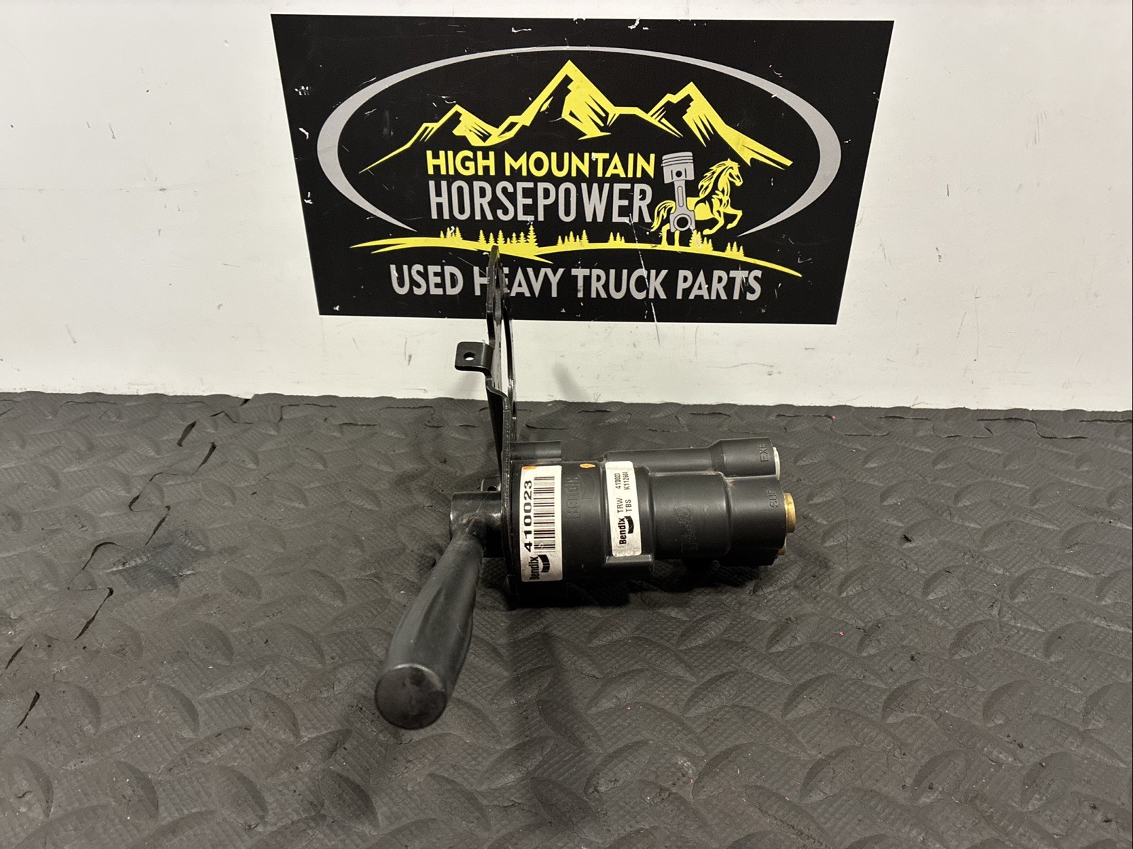 Bendix Air Brake Hand Control Valve w/ Mounting Bracket PN: 410023 (TAG# 17913)