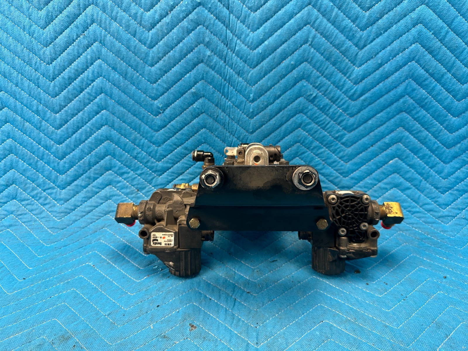 Kenworth T680 Paccar Bendix ABS Brake Traction Valve w/Bracket & Tubes 2023 OEM