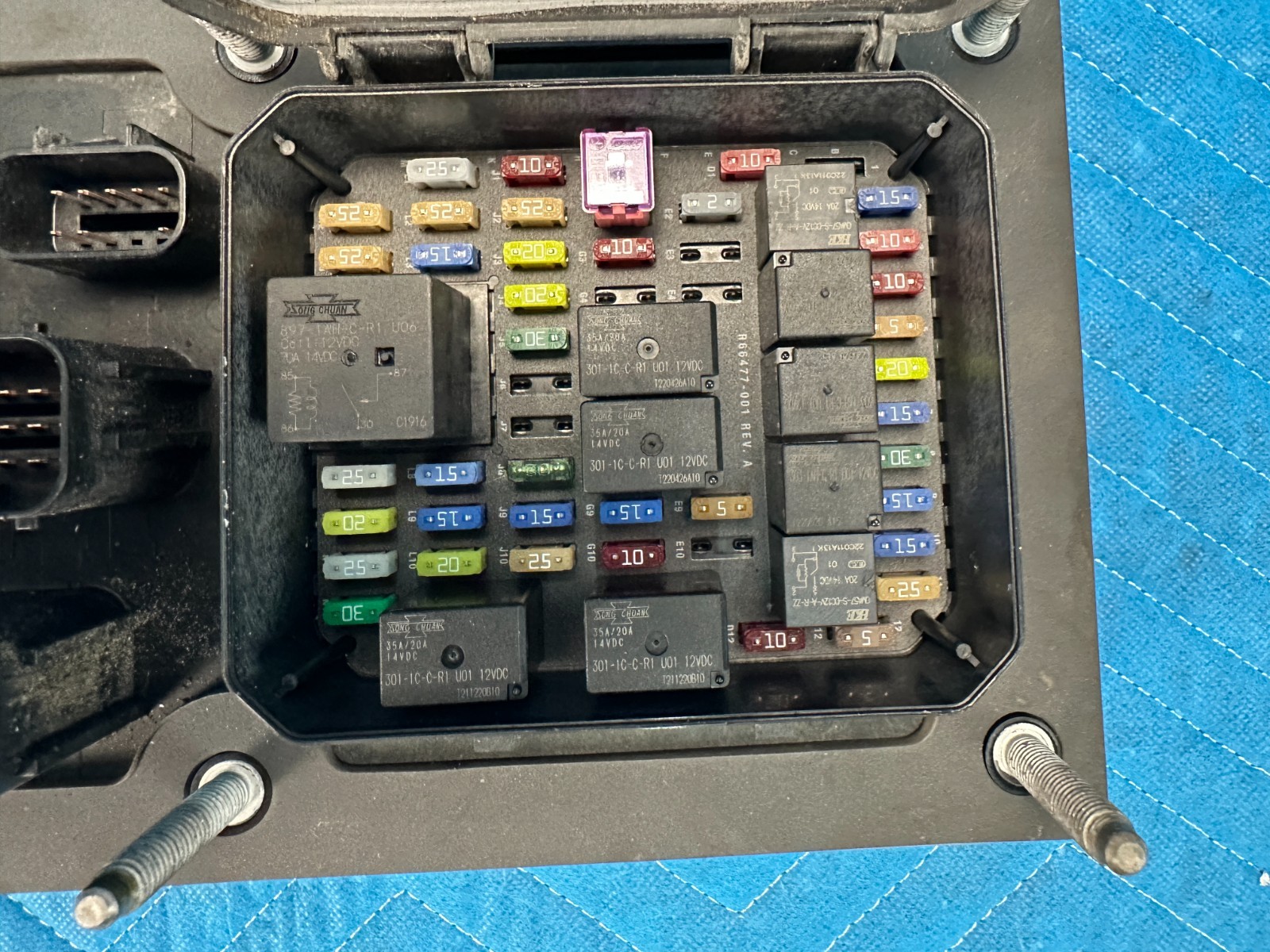 Kenworth T680 Paccar Fuse Box Assembly P27-1297-0101 2023 OEM